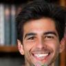 Foto circular de Alex Martínez, estudiante TOEFL satisfecho